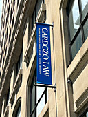  Cardozo Law, Banner außen am Gebäude, Benjaman R. Cardozo School of Law, Yeshiva University, New York City, New York, USA 