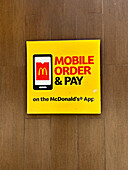  Mobiles Bestellen und Bezahlen-Schild, McDonald&#39;s, New York City, New York, USA 