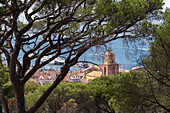 Blick über die Dächer von Saint Tropez mit der Kirche Notre-Dame de l'Assomption, Saint Tropez, Provence-Alpes-Côte d’Azur, Frankreich