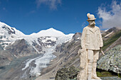 Blick auf die Kaiser-Franz-Joseph Figur, den Gletscher Pasterze und den Johannisberg, Nationalpark Hohe Tauern, Kärnten, Österreich