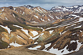 Farbige Rhyolithberge mit Schneeresten am Blahnukur Vulkan in Landmannalaugar, Fjallabak Nationalpark, Sudurland, Island