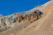 Farbige Rhyolithberge mit Schneeresten am Brennisteinsalda Vulkan in Landmannalaugar, Fjallabak Nationalpark, Sudurland, Island