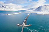 Blick auf die Brücke ueber den Frjord Kolgrafarfjoerdur, Snæfellsnes, Island