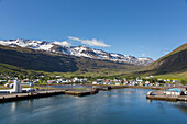 Blick auf die Ortschaft Seydisfjoerdur, Austurland, Island