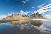 Blick auf das Vestrahorn am Bergmassiv Klifatindur, Stokksnes, Sommer, Island