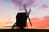 Windmühle bei Sonnenuntergang, Resmo, Insel Öland, Schweden