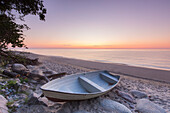 Ruderboot am Strand von Knäbäckshusen, Provinz Schonen, Schweden