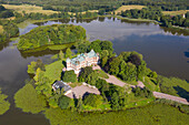 Das Schloss Häckeberga auf einer Insel im Häckebergasjoen, Skane, Schweden