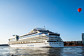 Skyline von Hamburg und Schiff Aida auf der Elbe, Hafen Hamburg, Hamburg, Norddeutschland, Deutschland