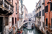 Auf den Kanälen in Venedig, Venetien, Italien