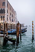 Auf den Kanälen in Venedig, Venetien, Italien