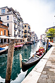 Auf den Kanälen in Venedig, Venetien, Italien