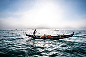 Gondoliere im Nebel mit Blick auf die Giudecca, Venedig, Venetien, Italien