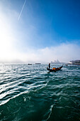 Gondoliere im Nebel mit Blick auf die Giudecca, Venedig, Venetien, Italien