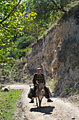  Mann auf einem Esel in der Nähe des verlassenen Dorfes Old Shinuhayr in den Schluchten des Flusses Vorotan, Region Syunik, Armenien, Eurasien 