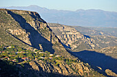 Tiefe Schlucht von Fluss Vorotan, gesehen von der Seilbahn, die das Dorf Halidzor, Provinz Syunik im Südosten Armeniens, Eurasien verbindet