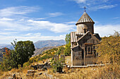  renovierte Karapet-Kirche (11. Jahrhundert) des Klosters Tsakhats Kar, in der Nähe von Yeghegnadzor, Provinz Vayots Dzor, Armenien, Eurasien 