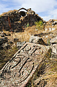  Ruine der Kirche Sourp Astvatsatsin in der Westgruppe des Klosters Tsakhats Kar, Yeghegnadzor, Provinz Vayots Dzor, Armenien, Eurasien 