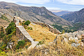  Verteidigungsmauer der Festung Smbataberd, gelegen auf dem Gipfel eines Hügels zwischen den Dörfern Artabuynk und Yeghegis, in der Nähe von Yeghegnadzor, Provinz Vayots Dzor, Armenien, Eurasien 