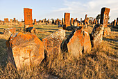  Noratus-Friedhof (der größte erhaltene Friedhof mit Chatschkaren in Armenien), in der Nähe des Sewansees, Region Gegharkunik, Armenien, Eurasien 