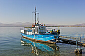 Schiff am Fuße des Klosters Sevanavank, Halbinsel Sevan, Sevansee, Region Gegharkunik, Armenien, Eurasien