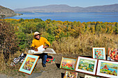 Maler, Werke für Touristen auf dem Weg zum Kloster Sevanavank auf der Halbinsel Sevan, Sevansee, Gegharkunik Region, Armenien, Eurasien