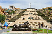  die monumentale Treppe und Gartenkaskade vom Tamanyan-Platz aus gesehen, mit einer Skulptur von Fernando Botero im Vordergrund, Eriwan, Armenien, Eurasien 