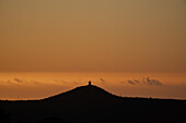 Aussichtsturm und Himmelsröte über Fanal, Madeira, Portugal.