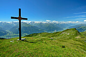  Summit cross of the Rescheskogel with a view of the Salzach Valley and the Hohe Tauern, Rescheskogel, Pinzgauer Höhenweg, Kitzbühel Alps, Salzburg, Austria 