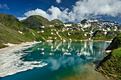 Teils eisbedeckter Wilder See mit Wilder Kreuzspitze, Wilder See, Pfunderer Höhenweg, Zillertaler Alpen, Südtirol, Italien