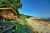  Wooden hut Scott Hut is located directly on the coast, Otter Trail, Tsitsikamma Section, Garden Route National Park, Eastern Cape, South Africa 