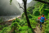 Mehrere Personen steigen auf dem Otter Trail zum Lottering River ab, Otter Trail, Tsitsikamma Section, Garden Route National Park, Eastern Cape, Südafrika