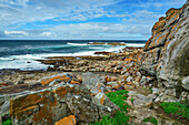 Felslandschaft auf Robberg Island mit Brandung im Hintergrund, Robberg Nature Reserve, Garden Route National Park, Western Cape, Südafrika