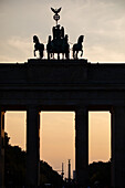 Brandenburger Tor und Siegessäule nach Sonnenuntergang, Unter den Linden, Straße des 17. Juni, Berlin-Mitte, Ostberlin, Tiergarten, Westberlin, Berlin, Deutschland, Europa