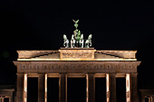 Brandenburger Tor bei Nacht, Unter den Linden, Berlin-Mitte, Ostberlin, Berlin, Deutschland, Europa