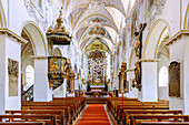 Innenraum der Kirche St. Zeno in Isen in Oberbayern in Deutschland