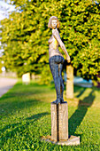 Eichenholzskulptur  "Perspektivwexxxel" von der Bildhauerin Martina Kreitmeier in Lengdorf an der Straße am Lengdorfer Fußballplatz in Oberbayern in Deutschland