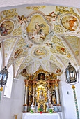 Brunnenkapelle mit stuckierten Akanthusranken unbd Stuckrelief der Himmelfahrt Mariens im Innenraum der Pfarrkirche St. Wolfgang in St. Wolfgang in Oberbayern in Deutschland