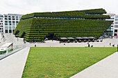  Office and commercial building Kö-Bogen II, facade covered with hornbeam hedges, architect Christoph Ingenhoven, Düsseldorf, Rhineland, North Rhine-Westphalia, Germany 