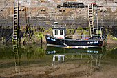 Blick auf einen alten Hafen bei Ebbe, East Lothian, Schottland, Vereinigtes Königreich