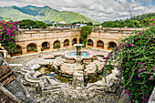 „Pescados-Brunnen“ aus dem 18. Jahrhundert, im Kreuzgang des Mercedarianer-Kloster, Ultrabarroco guatemalteco, 16. Jahrhundert, Antigua Guatemala, Departement Sacatepéquez, Guatemala