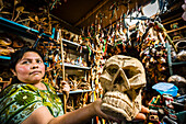  Holzschädel, Santiago Atitlan, Markt, Departement Sololá, Guatemala, Mittelamerika 