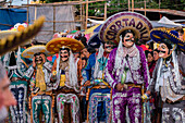  Tanz der Mexikaner in Charro-Kleidern, Santo Tomás Chichicastenango, Republik Guatemala, Mittelamerika 