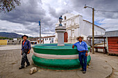  Männer am San Bartolo-Brunnen, koloniale katholische Kirche, San Bartolomé Jocotenango, Gemeinde des Departements Quiché, Guatemala, Mittelamerika 