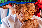 Portrait einer alten Frau, San Bartolome Jocotenango, Guatemala, Mittelamerika