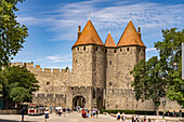 Das Tor von Narbonnaise der mittelalterlichen Festung Cité de Carcassonne, Frankreich, Europa