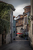 Menschenleere Altstadtgasse in Llanes, Asturien, Nordspanien, Spanien