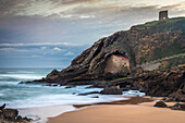 Blick über den Strand auf die Felskapelle Ermita de Santa Justa, Playa de Santa Justa, Ubiarco, Cantabria, Kantabrien, Nordspanien, Spanien