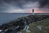 Leuchtturm Kirkabister steht auf Felsbogen am Meer, Nesting Bay, Mainland, Shetlandinseln Shetland Islands, Schottland, Großbritannien