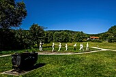 Schneewittchendorf Bergfreiheit im Kellerwald, Skulpturen der sieben Zwerge, Lore des ehemaligen Bergwerks, Bergfreiheit, Stadt Bad Wildungen, Hessen, Deutschland